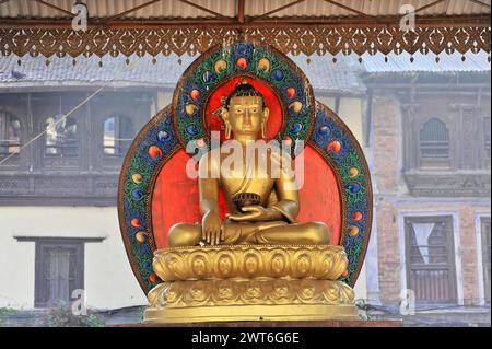 Statue de Bouddha doré devant un mandala coloré dans le style traditionnel népalais, Vallée de Katmandou. Katmandou, Népal Banque D'Images