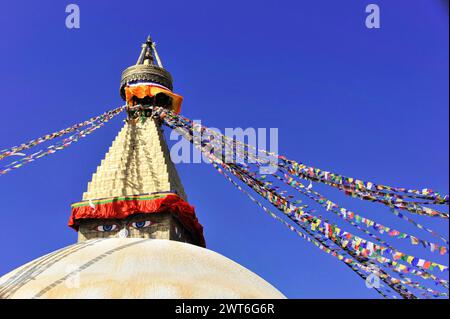 Bodnath ou Boudhanath ou Boudha Stupa, site du patrimoine mondial de l'UNESCO, Un grand stupa bouddhiste avec de nombreux drapeaux de prière flottant, vallée de Katmandou Banque D'Images