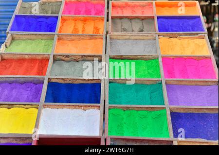 Différentes poudres pigmentaires colorées présentées dans des compartiments sur un marché, Vallée de Katmandou. Katmandou, Népal Banque D'Images