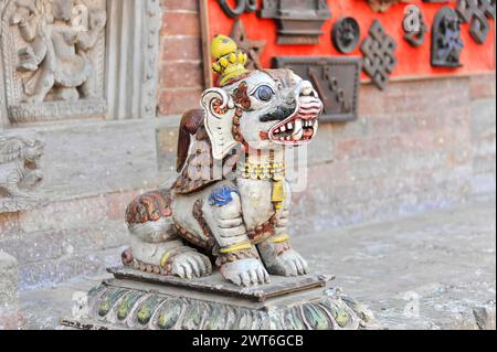 Statue colorée peinte d'un gardien de temple en forme de lion, Vallée de Katmandou. Katmandou, Népal Banque D'Images