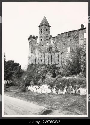 Ombrie Terni Porano Castel Rubello. Hutzel, Max 1960-1990 Post-médiéval : le château fonctionnait à l'origine comme une forteresse, transformé en résidence à la fin de la Renaissance - les propriétaires actuels ont accordé la permission de photographier la chambre adjacente à l'entrée. Vue sur l'extérieur ; vue sur l'intérieur des fresques du plafond. Photographe et érudit d'origine allemande Max Hutzel (1911-1988) photographié en Italie du début des années 1960 jusqu'à sa mort. Le résultat de ce projet, désigné par Hutzel comme Foto Arte Minore, est une documentation approfondie du développement historique de l'art en Italie jusqu'au XVIIIe siècle, y compris des objets de l'Etrus Banque D'Images