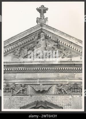 Lazio Viterbo Vallerano Madonna del Ruscello. Hutzel, Max 1960-1990 vues extérieures de l'église du XVIIe siècle, y compris coupole et cour intérieure, avec des vues détaillées de la sculpture de façade, des portes et des fenêtres. Vue intérieure sur la nef et les autels, décoration en stuc, orgue, chœur en bois, fresques et peintures. Photographe et érudit d'origine allemande Max Hutzel (1911-1988) photographié en Italie du début des années 1960 jusqu'à sa mort. Le résultat de ce projet, désigné par Hutzel comme Foto Arte Minore, est une documentation approfondie du développement historique de l'art en Italie jusqu'au XVIIIe siècle, y compris des objets de th Banque D'Images