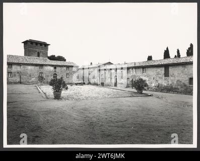 Ombrie Terni Porano Castel Rubello8. Hutzel, Max 1960-1990 Post-médiéval : le château fonctionnait à l'origine comme une forteresse, transformé en résidence à la fin de la Renaissance - les propriétaires actuels ont accordé la permission de photographier la chambre adjacente à l'entrée. Vue sur l'extérieur ; vue sur l'intérieur des fresques du plafond. Photographe et érudit d'origine allemande Max Hutzel (1911-1988) photographié en Italie du début des années 1960 jusqu'à sa mort. Le résultat de ce projet, désigné par Hutzel comme Foto Arte Minore, est une documentation approfondie du développement historique de l'art en Italie jusqu'au XVIIIe siècle, y compris des objets de l'Etru Banque D'Images
