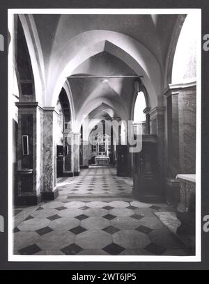 Lazio Rieti Magliano Sabina Cathédrale 5. Hutzel, Max 1960-1990 vues extérieures de la façade (XVIIIe siècle) et des portails (XVe siècle). Vues de l'intérieur restauré : fresques en abside du couronnement de la Vierge, Annonciation et la naissance et la mort du fils d'Uliano, noble de Magliano ; fresques décoratives au plafond ; retables et autels en marbre. Trésor : chasuble de brocart d'argent et d'or décoré de saints (XVIIIe siècle), portraits d'évêques (XVe-XVIIe siècle). Photographe et érudit d'origine allemande Max Hutzel (1911-1988) photographié en Italie du début des années 1960 jusqu'à sa mort. La Re Banque D'Images