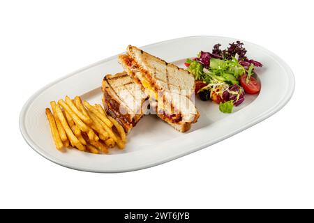 Toast avec fromage, œuf et saucisse turque servi avec salade et frites sur une assiette blanche Banque D'Images