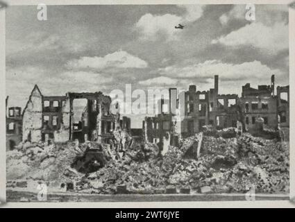 Vintage 1945 carte postale noir et blanc montrant la destruction de Varsovie, Pologne, pendant la seconde Guerre mondiale, les ruines du Vieux marché Banque D'Images