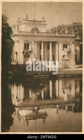 Carte postale vintage montrant une vue du Palais du Roi ou Palais sur l'île dans le Parc Lazienki, Varsovie, Pologne, Europe Banque D'Images