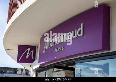 Bordeaux , France - 03 12 2024 : marionnaud paris logo marque boutique de mode et enseigne texte store sur façade boutique parfumerie de boutique de cosmétique mur ent Banque D'Images