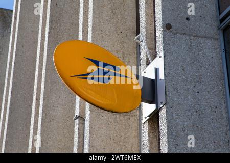 Bordeaux , France - 03 07 2024 : la poste texte du logo de la poste française et signe de la marque sur le bureau du magasin de façade du bâtiment Banque D'Images
