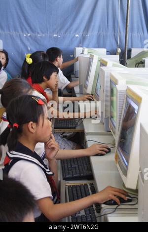 Premières leçons d'informatique pour enfants, province du Shanxi, Chine Banque D'Images