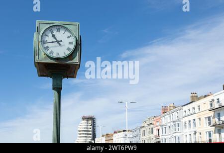 Une horloge publique sur le front de mer à St Leonards, East Sussex, Royaume-Uni. Banque D'Images