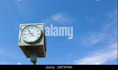 Une horloge publique sur le front de mer à St Leonards, East Sussex, Royaume-Uni. Banque D'Images