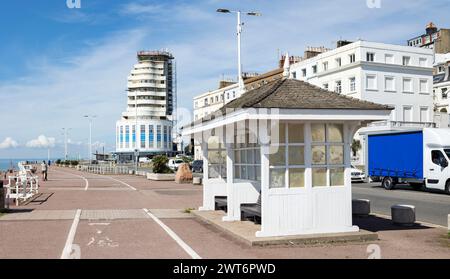 St Leonards, East Sussex, Angleterre 16, août 2023 abri de plage Art déco en bord de mer. Un abri magnifique et élégant sur un front de mer anglais. Banque D'Images