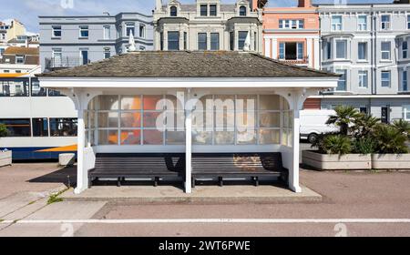 St Leonards, East Sussex, Angleterre 16, août 2023 abri de plage Art déco en bord de mer. Un abri magnifique et élégant sur un front de mer anglais. Banque D'Images