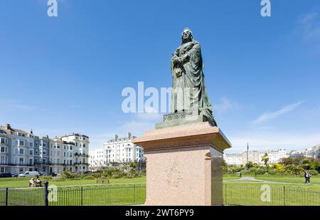 St Leonards, East Sussex, Angleterre 16, août 2023 Statue de la reine Victoria de 1902 en bronze sur un piédestal de granit sur le front de mer à Warrior Square Banque D'Images