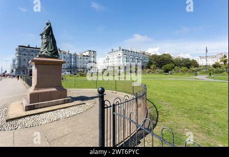 St Leonards, East Sussex, Angleterre 16, août 2023 Statue de la reine Victoria de 1902 en bronze sur un piédestal de granit sur le front de mer à Warrior Square Banque D'Images