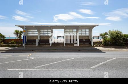 St Leonards, East Sussex, Angleterre 16, août 2023 abri de plage Art déco en bord de mer. Un abri magnifique et élégant sur un front de mer anglais. Banque D'Images