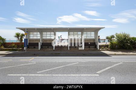 St Leonards, East Sussex, Angleterre 16, août 2023 abri de plage Art déco en bord de mer. Un abri magnifique et élégant sur un front de mer anglais. Banque D'Images