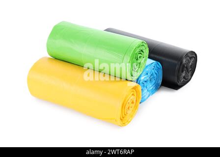 Rouleaux de sacs poubelles colorés isolés sur blanc Banque D'Images