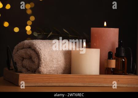 Belle composition avec différents produits de spa sur table en bois contre les lumières floues Banque D'Images