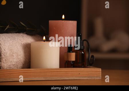 Belle composition avec différents produits de spa sur table en bois à l'intérieur Banque D'Images