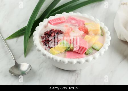 Es Goyobod, glace mélangée à base de lait de noix de coco, de sucre et de garnitures diverses. Goyobod est le riz Pudding. Populaire comme Street Food de bandung et Garut, West Banque D'Images