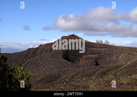 Activités environnement naturel : silhouette de vététistes lointains explorent le cratère éteint du volcan 'Monte Nunziata' (1832) dans Etna Park, S. Banque D'Images