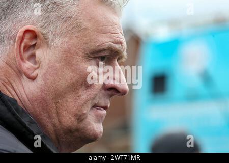 Ashfield, Royaume-Uni. 15 mars 2024. Le député Lee Anderson rencontre ses électeurs dans le parking de la coopérative de Selston pendant la journée de campagne du Parti réformiste britannique. L'ancien député conservateur Lee Anderson visite sa circonscription d'Ashfield pour la première fois depuis qu'il a fait défection pour le Parti réformiste britannique le 11 mars 2024 et est devenu leur premier député. Crédit : SOPA images Limited/Alamy Live News Banque D'Images