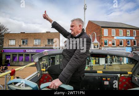 Ashfield, Royaume-Uni. 15 mars 2024. Lee Anderson donne un coup de pouce aux supporters depuis le pont supérieur du bus de combat Reform UK pendant la journée de campagne Reform UK. L'ancien député conservateur Lee Anderson visite sa circonscription d'Ashfield pour la première fois depuis qu'il a fait défection pour le Parti réformiste britannique le 11 mars 2024 et est devenu leur premier député. Crédit : SOPA images Limited/Alamy Live News Banque D'Images