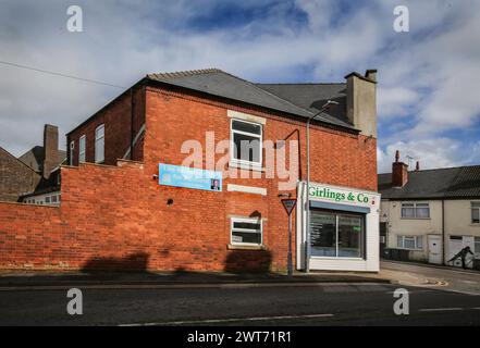 Ashfield, Royaume-Uni. 15 mars 2024. Un panneau indiquant la chirurgie et le bureau du député Lee Anderson se trouve sur le mur extérieur de son bureau de circonscription à Sutton-in-Ashfield. L'ancien député conservateur Lee Anderson visite sa circonscription d'Ashfield pour la première fois depuis qu'il a fait défection pour le Parti réformiste britannique le 11 mars 2024 et est devenu leur premier député. Crédit : SOPA images Limited/Alamy Live News Banque D'Images