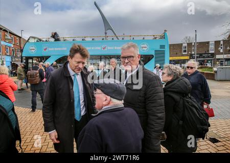 Ashfield, Royaume-Uni. 15 mars 2024. Richard TICE (à gauche) et Lee Anderson parlent à un partisan avant de retourner dans le bus de combat Reform UK pendant la journée de campagne Reform UK. L'ancien député conservateur Lee Anderson visite sa circonscription d'Ashfield pour la première fois depuis qu'il a fait défection pour le Parti réformiste britannique le 11 mars 2024 et est devenu leur premier député. Crédit : SOPA images Limited/Alamy Live News Banque D'Images