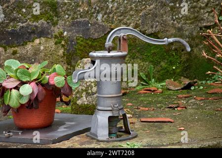 Ancienne pompe à eau au coin de 'o poco do mestre' dans Trancoso Portugal Banque D'Images