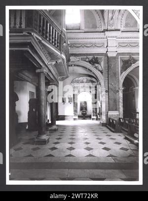 Lazio Rieti Magliano Sabina Cathédrale 6. Hutzel, Max 1960-1990 vues extérieures de la façade (XVIIIe siècle) et des portails (XVe siècle). Vues de l'intérieur restauré : fresques en abside du couronnement de la Vierge, Annonciation et la naissance et la mort du fils d'Uliano, noble de Magliano ; fresques décoratives au plafond ; retables et autels en marbre. Trésor : chasuble de brocart d'argent et d'or décoré de saints (XVIIIe siècle), portraits d'évêques (XVe-XVIIe siècle). Photographe et érudit d'origine allemande Max Hutzel (1911-1988) photographié en Italie du début des années 1960 jusqu'à sa mort. La Re Banque D'Images