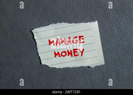 Gérer les mots d'argent écrits sur un morceau de papier déchiré avec fond gris. Symbole commercial conceptuel. Copier l'espace. Banque D'Images