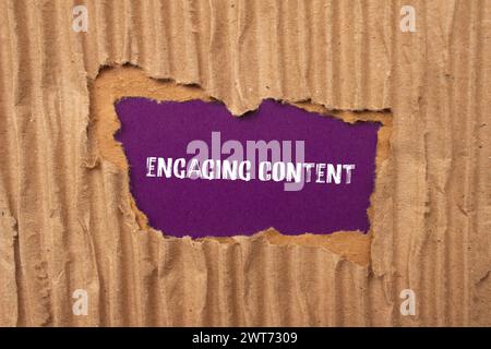 Mots de contenu engageants écrits sur du papier déchiré avec un fond violet. Symbole conceptuel. Copier l'espace. Banque D'Images
