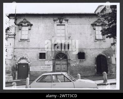 Abruzzes Aquila Sulmona vues générales. Hutzel, Max 1960-1990 vues de la Piazza Garibaldi, qui comprennent des vues de diverses façades d'église, telles que S. Maria del Carmine, S. Chiara et S. Filippo. Vues extérieures de la Biblioteca Comunale, Palazzo Migliorati, S. Francesco della Scarpa, S. Caterina, Piazza XX Settembre et la Fontana del Vecchio. Une vue de l'aqueduc se trouve dans la collection de base médiévale. Photographe et érudit d'origine allemande Max Hutzel (1911-1988) photographié en Italie du début des années 1960 jusqu'à sa mort. Le résultat de ce projet, désigné par Hutzel comme Foto Art Banque D'Images