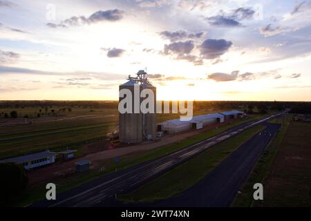 Aérien de Silo's et hangars pour la récolte de blé à Wallumbilla sur le Maranoa Queensland Australie Banque D'Images