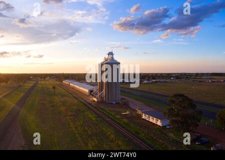 Aérien de Silo's et hangars pour la récolte de blé à Wallumbilla sur le Maranoa Queensland Australie Banque D'Images