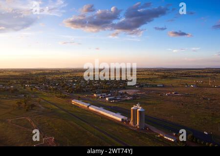 Aérien de Silo's et hangars pour la récolte de blé à Wallumbilla sur le Maranoa Queensland Australie Banque D'Images