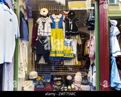 Stockholm, Suède - 11 septembre 2019 : vitrine avec des vêtements pour enfants dans le style suédois traditionnel et une palette de couleurs nationale sur les principaux magasins Banque D'Images