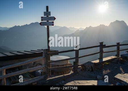 Lever de soleil à Nuvolau près de rifugio avec un poste de guidage et des rayons de soleil sur les montagnes rocheuses en arrière-plan Banque D'Images