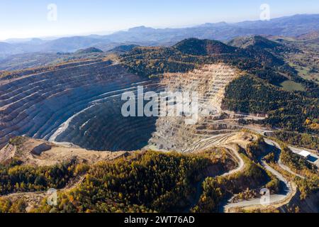 Vol au-dessus d'une mine à ciel ouvert, excavation de cuivre à Rosia Poieni, Roumanie. Vue aérienne de drone Banque D'Images