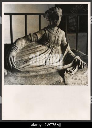 Lazio Viterbo Tuscania Museo Comunale7. Hutzel, Max 1960-1990 Antiquités : sarcofages étrusques Max Hutzel (1911-1988) photographe et érudit d'origine allemande photographié en Italie du début des années 1960 jusqu'à sa mort. Le résultat de ce projet, appelé Foto Arte Minore par Hutzel, est une documentation approfondie du développement historique de l'art en Italie jusqu'au XVIIIe siècle, y compris des objets des Étrusques et des Romains, ainsi que des monuments médiévaux, romans, gothiques, Renaissance et baroques. Les images sont organisées par région géographique en Italie, puis par province, ville, complexe de site et Banque D'Images