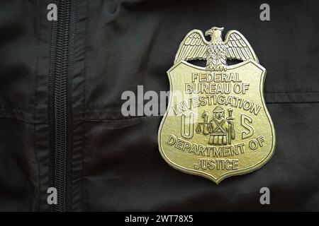 KIEV, UKRAINE - 9 MARS 2024 badge du FBI Federal Bureau of investigation américain sur uniforme de veste noire gros plan Banque D'Images