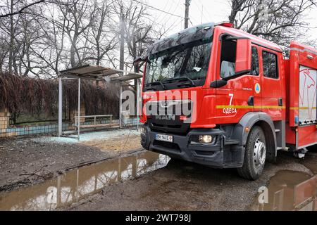 ODESSA, UKRAINE - 15 MARS 2024 - Un véhicule de secours et de lutte contre les incendies endommagé à la suite d'une frappe de missiles par les troupes russes sur Odessa, dans le sud de l'Ukraine. Banque D'Images