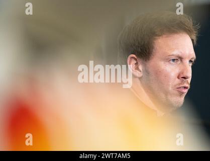 14 mars 2024, Hesse, Francfort-sur-le-main : l'entraîneur allemand Julian Nagelsmann présente l'équipe pour les matchs amicaux internationaux à la fin du mois de mars lors d'une conférence de presse. L'équipe DFB jouera contre la France à Lyon le 23 mars et contre les pays-Bas à Francfort le 26 mars. Photo : Boris Roessler/dpa Banque D'Images