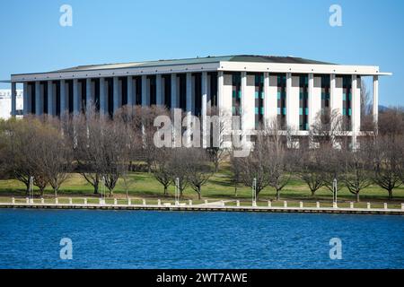 Bibliothèque nationale d'Australie à travers le lac Burley Griffin, Canberra, Australie. Banque D'Images