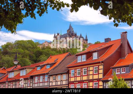 Rue médiévale avec maisons à colombages et château à Wernigerode, Saxe-Anhalt, Allemagne Banque D'Images