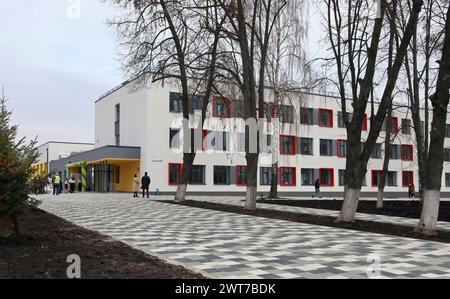 RÉGION DE KIEV, UKRAINE - 15 MARS 2024 - construction du Lycée lituanien-ukrainien no.1 à Borodianka presque entièrement détruit par les occupants russes au début de l'invasion à grande échelle et reconstruit avec le soutien financier du gouvernement lituanien, Borodianka, région de Kiev, dans le nord de l'Ukraine. Banque D'Images