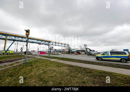 16 mars 2024, Schleswig-Holstein, Brunsbüttel : des membres du groupe environnemental Ende Gelände bloquent la route d'accès au terminal GNL flottant. Ils exigent un arrêt immédiat des importations de gaz naturel liquéfié. Photo : Frank Molter/dpa crédit : dpa Picture alliance/Alamy Live News Banque D'Images